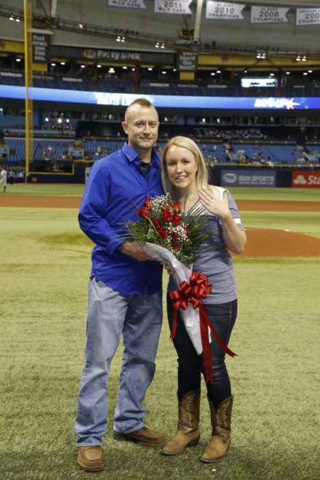 cameron y melissa con rosas