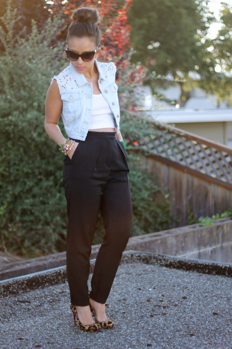 mujer con pantalon negro y chaleco de mezclilla