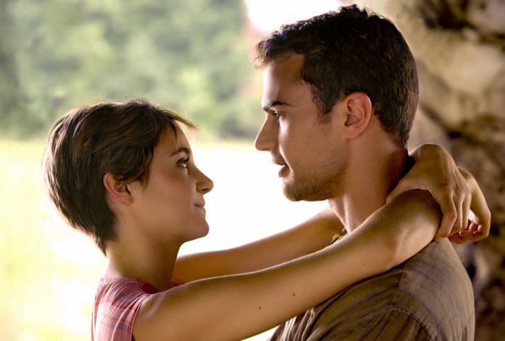 insurgente platica entre novios