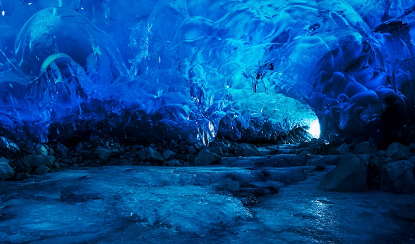 las cuevas de hielo bajo mendenhall glacier