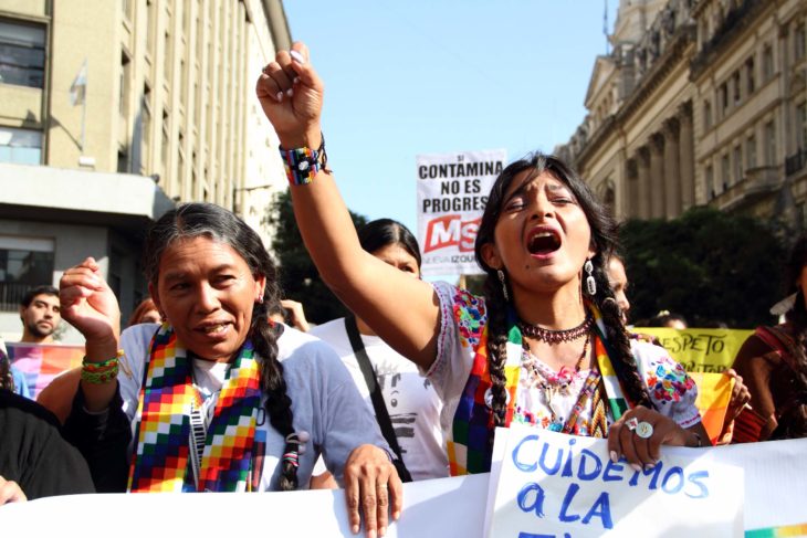 mujeres en una marcha 