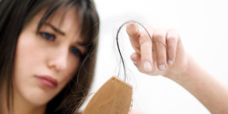 mujer perdiendo el cabello