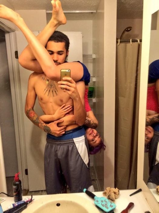 pareja selfie en el baño