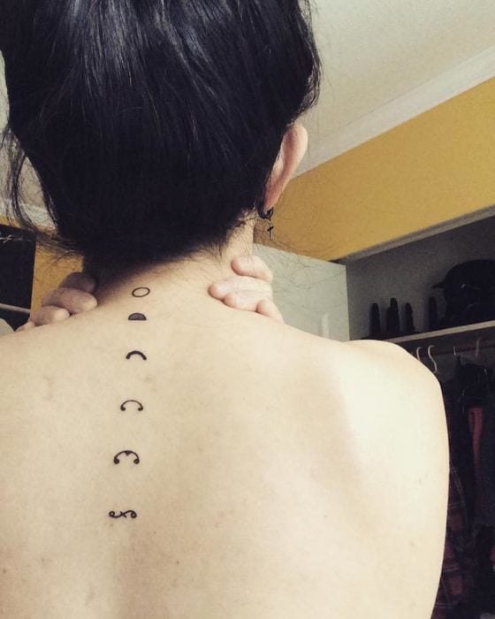 Chica con una constelación tatuada en la espalda 