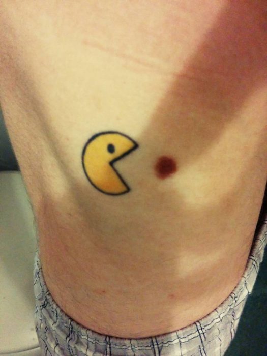 chico con un pacman tatuado en la espalda 