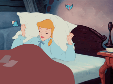 gif princesa acostada con almohada en la cama 