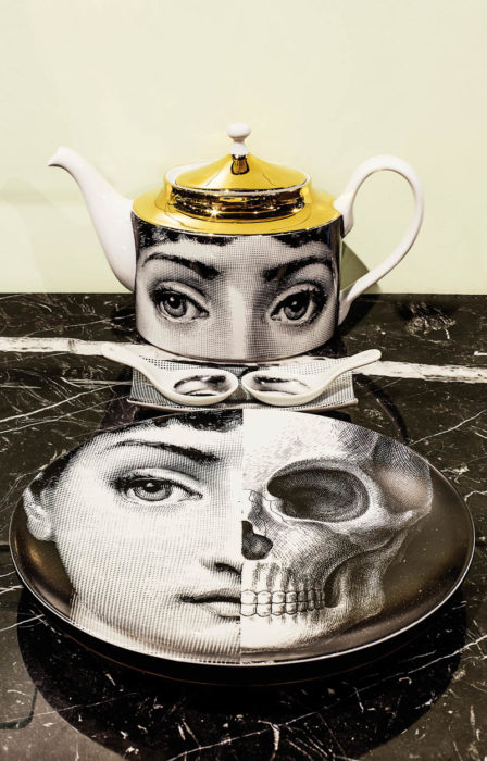 platos de calaveras y tetera
