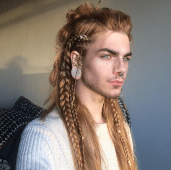 hombre rubio con trenzas 