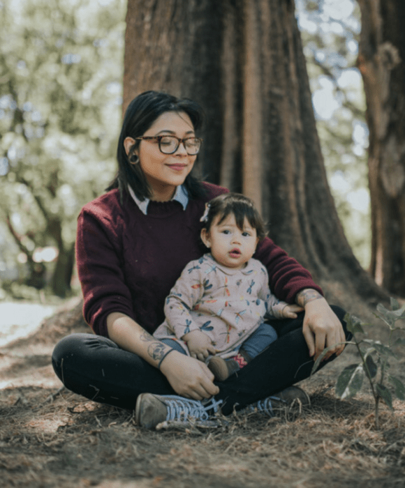 mujer con lentes y una niña 