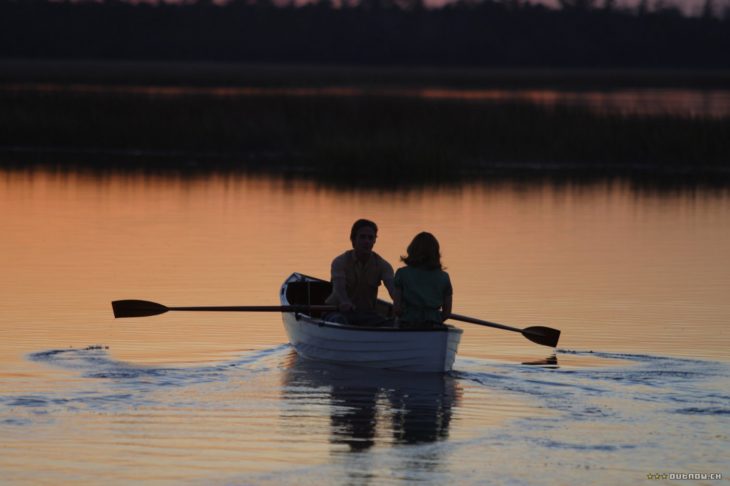 the notebook en el lago sobre una lancha