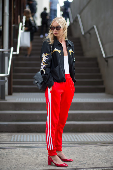 Chica usando unos track pants como la nueva tendencia 