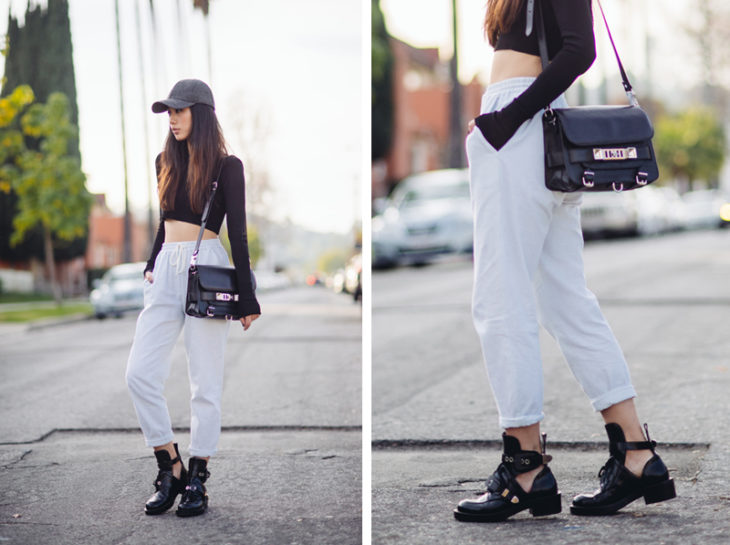 Chica usanod unos track pants con botas de piso 