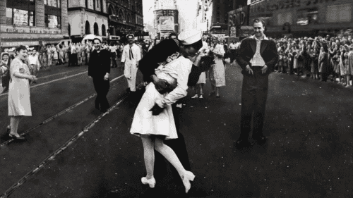 hombre besando a mujer en la calle 