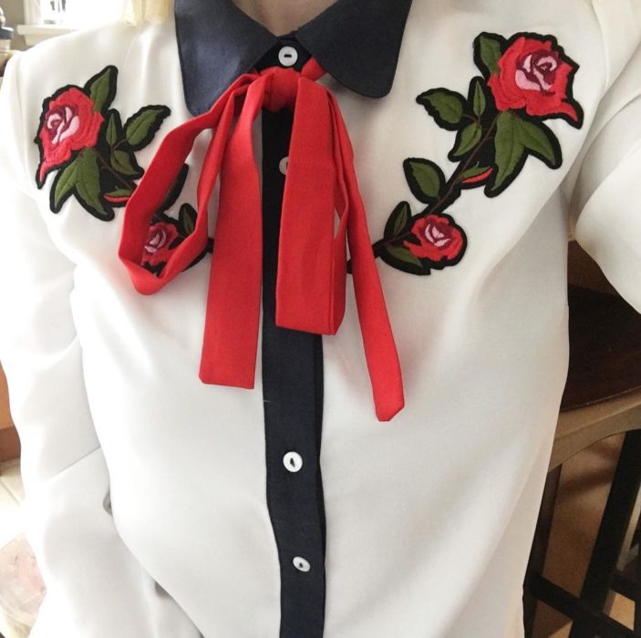 camisa con cuello y moño rojo bordado de flores 