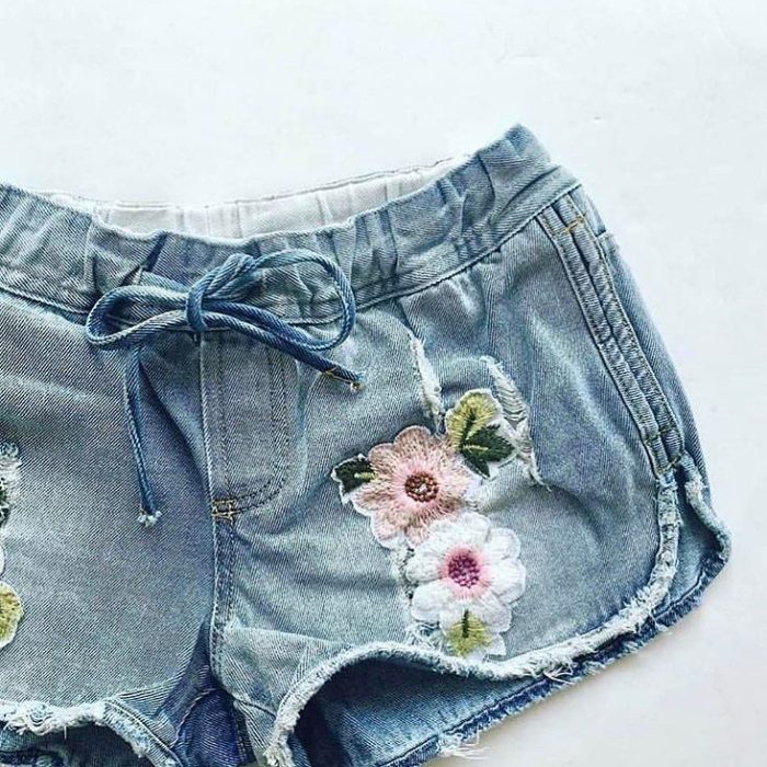 short de mezclilla con bordado de flores 