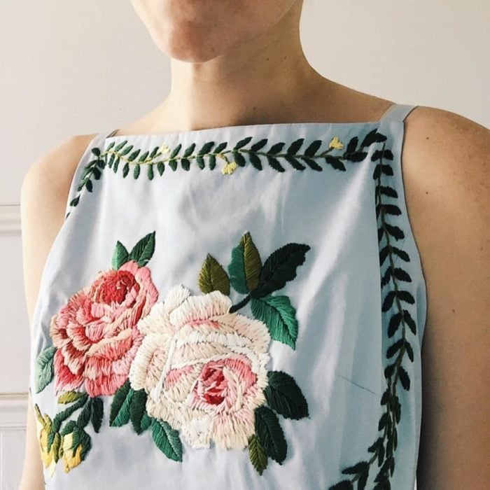 blusa sin escote bordado de flores 