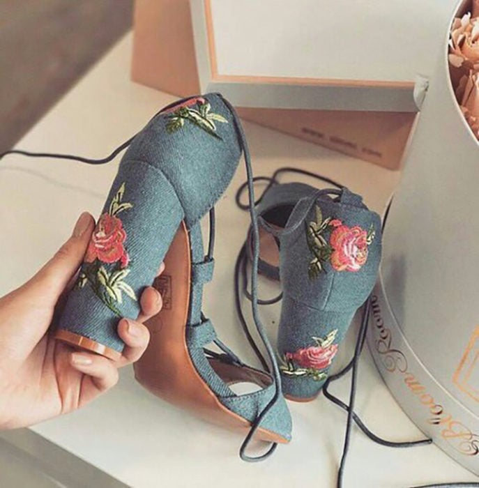 zapatos de tazón de mezclilla con bordado de flores 