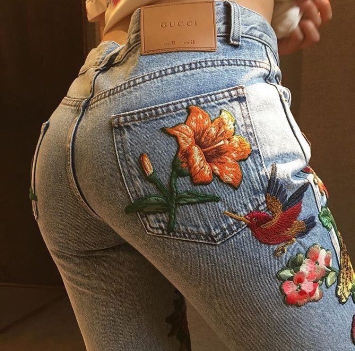 jeans de mezclilla bordados