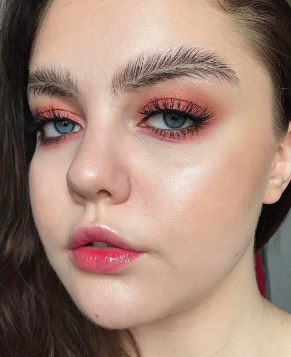 Chica con cejas de plumas, nueva tendencia de Instagram 