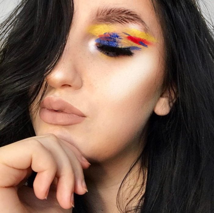 Chica con cejas de plumas, nueva tendencia de Instagram 