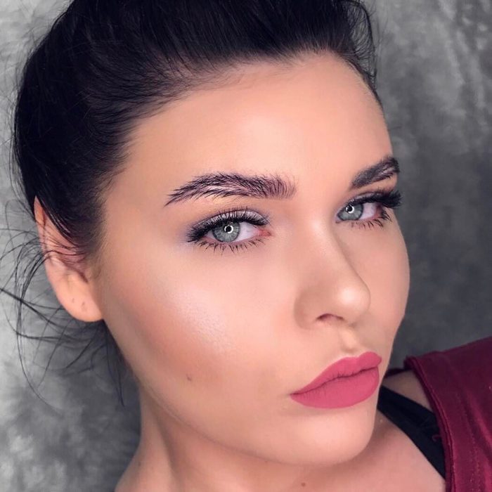 Chica con cejas de plumas, nueva tendencia de Instagram 