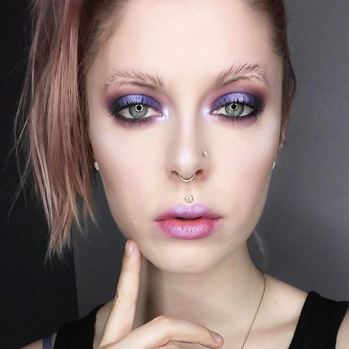 Chica con cejas de plumas, nueva tendencia de Instagram