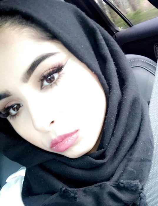 Chica musulmana usando un hijab color negro 