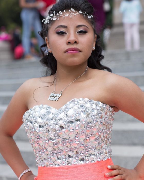 mujer con vestido y piel morena 