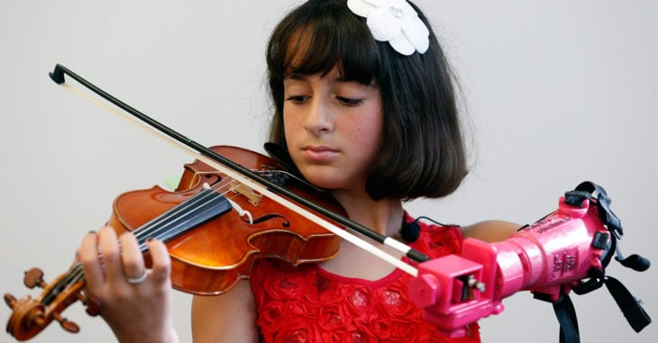 Conoce a Isabella, la niña que toca el violín gracias a una prótesis de brazo