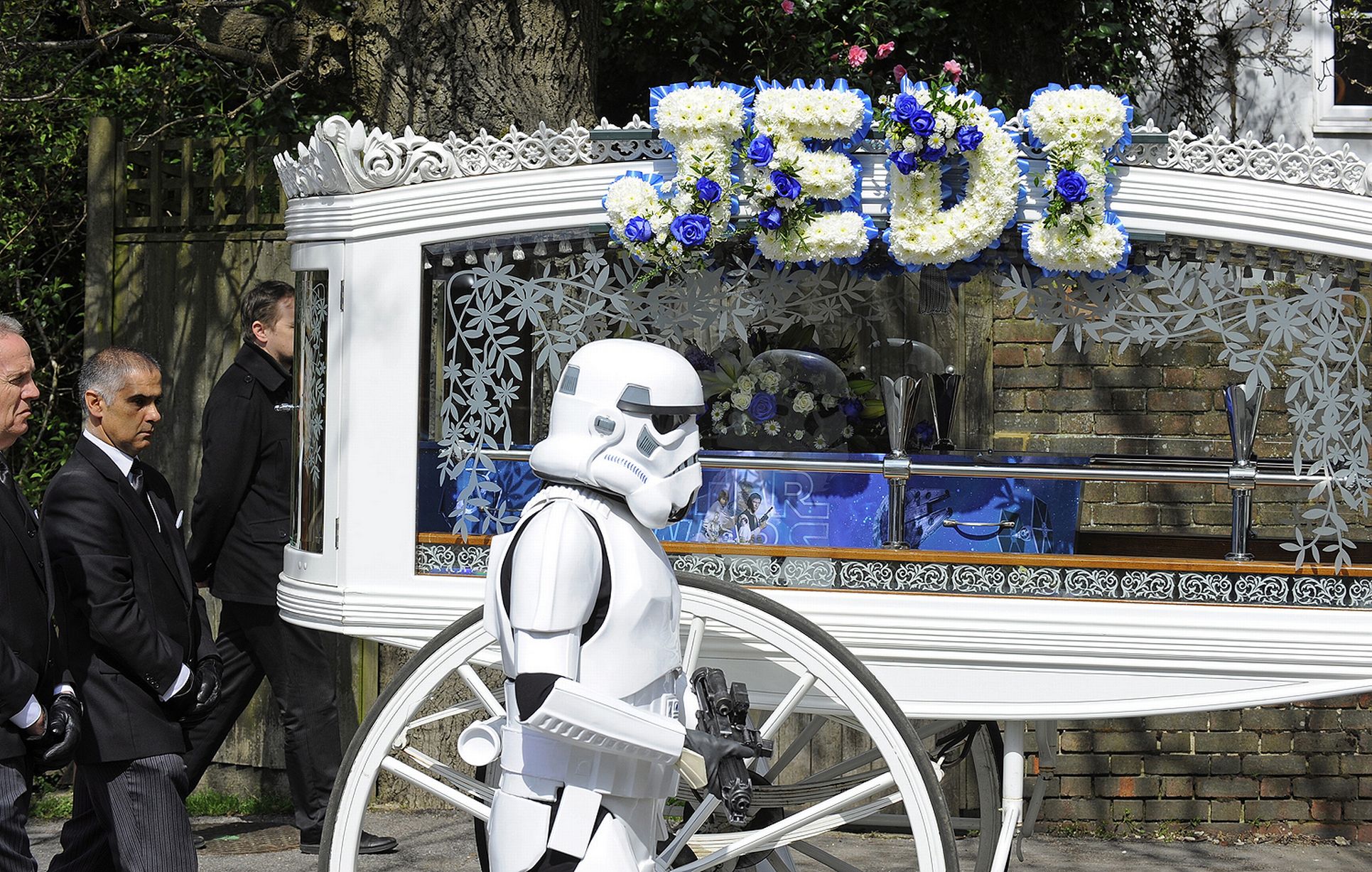 Необычные прощания. Похороны в стиле Звездных войн. Свадьба в стиле Звездных войн.