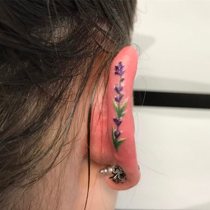 Chica con un tatuaje en la oreja 