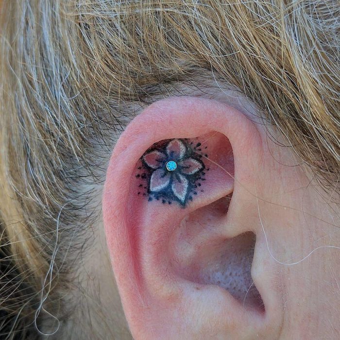 Chica con un tatuaje en la oreja 