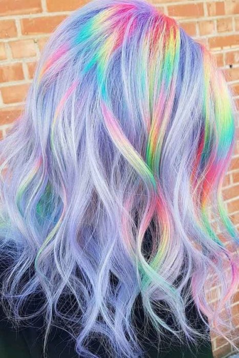 Chica con cabello lia y efecto en onda holografico de colores rosa, verde, amarillo y azul