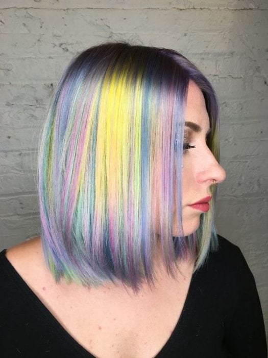Chica con cabello lila y efecto holograma en tono amarillo