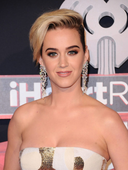 Katy perry con el cabello corto estilo pixie