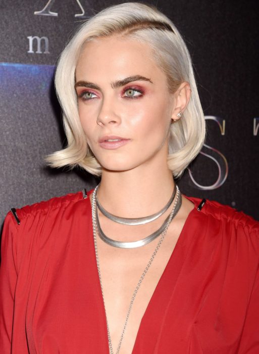 Cara Delevigne con el cabello platinado y corto 