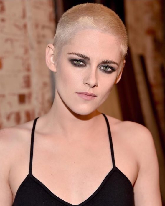 Kristen Stewart con la cabeza afeitada