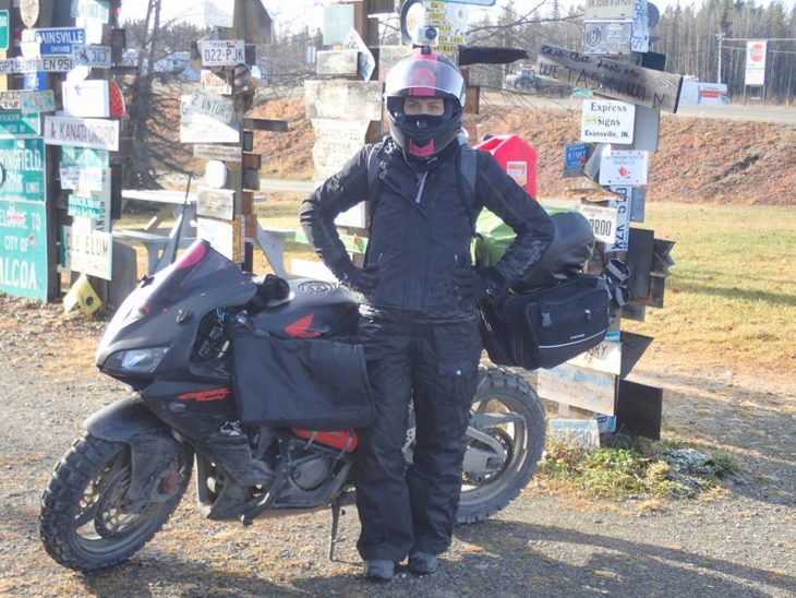 Chica viaja sola en moto