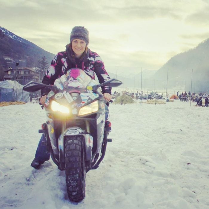 Chica viaja sola en moto