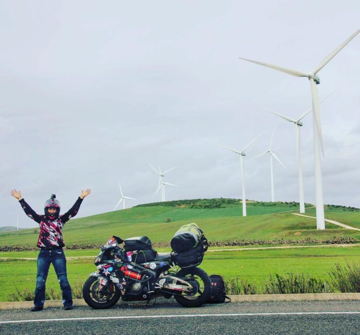 Chica viaja sola en moto