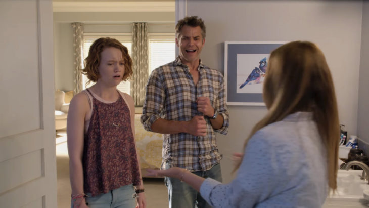 Escena de la serie santa clarita diet. Padres hablando con su hija 