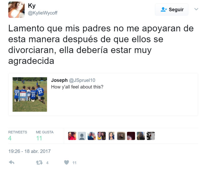 Twitter sobre padres apoyando a su hija en un juego de fútbol 