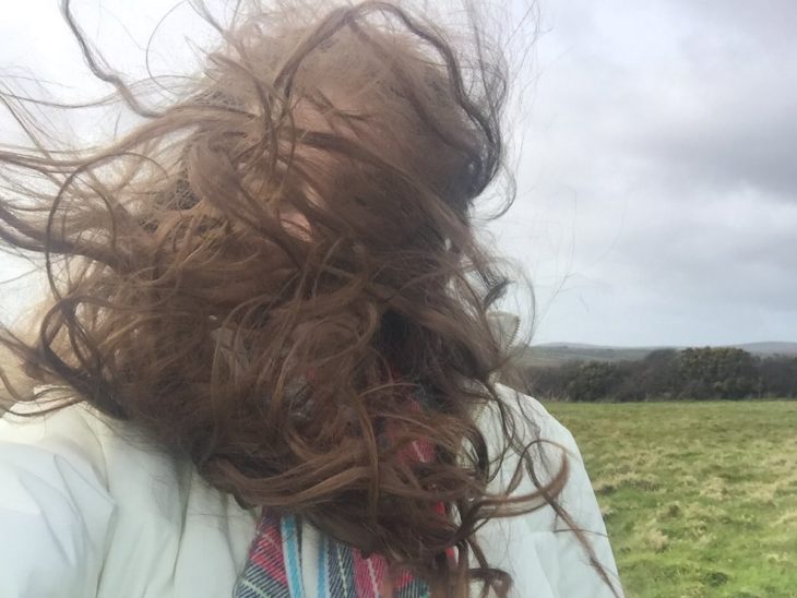 Chica con el cabello en la cara