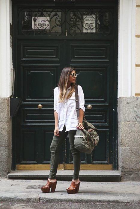 Chica usando unas sandalias de estilo sueco