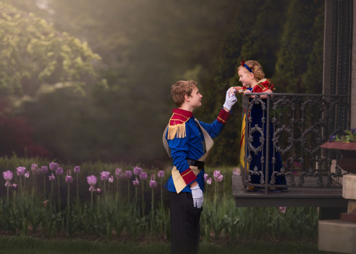 Hermanos en una sesión de fotos al estilo Disney, con princesas 