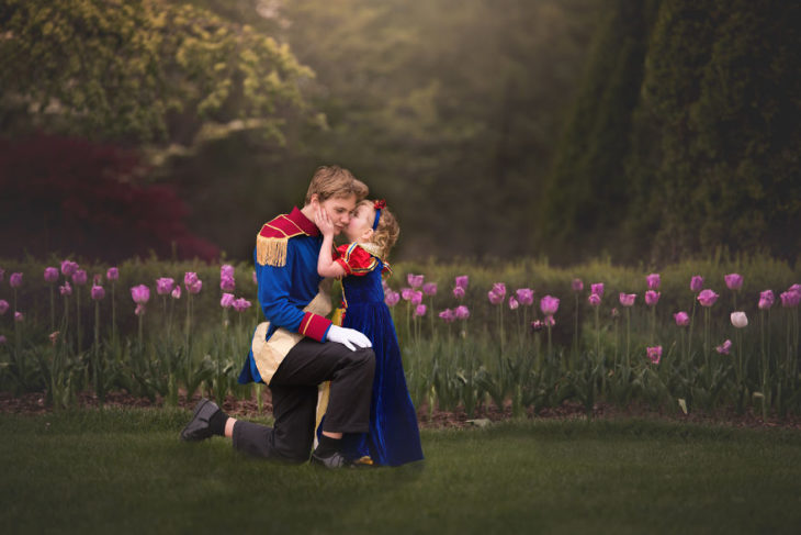 Hermanos en una sesión de fotos al estilo Disney, con princesas 