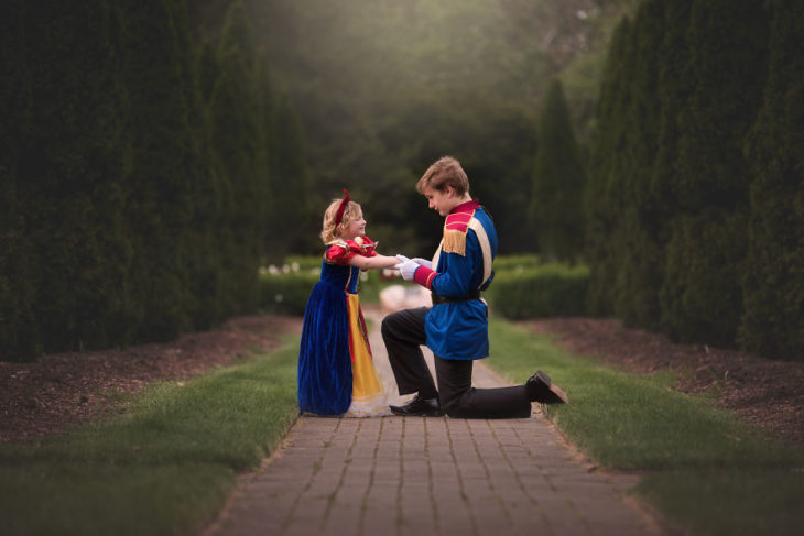 Hermanos en una sesión de fotos al estilo Disney, con princesas 