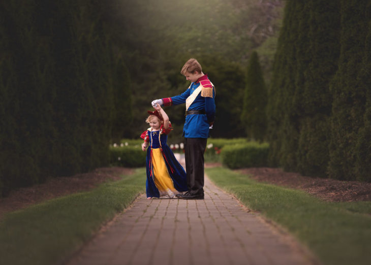 Hermanos en una sesión de fotos al estilo Disney, con princesas 