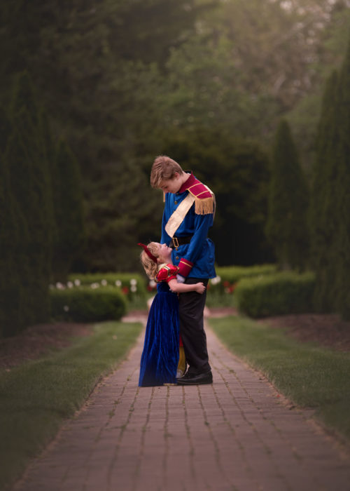 Hermanos en una sesión de fotos al estilo Disney, con princesas 