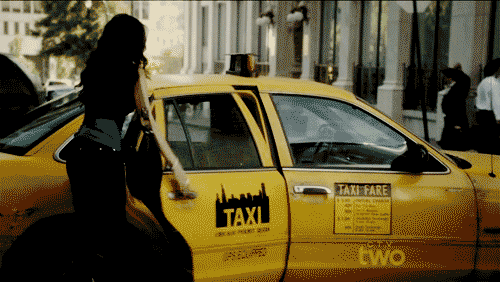 Chica subiendo a un taxi